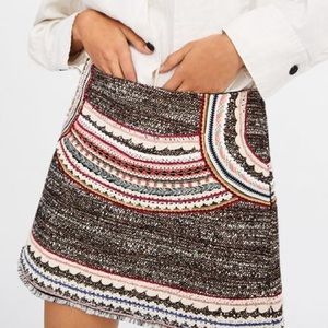 Mini skirt with ribbon pattern